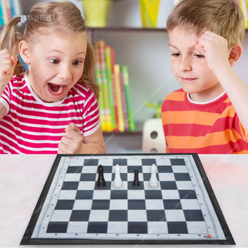 Kids Mandi travel chess set in multicolor - lightweight and portable
